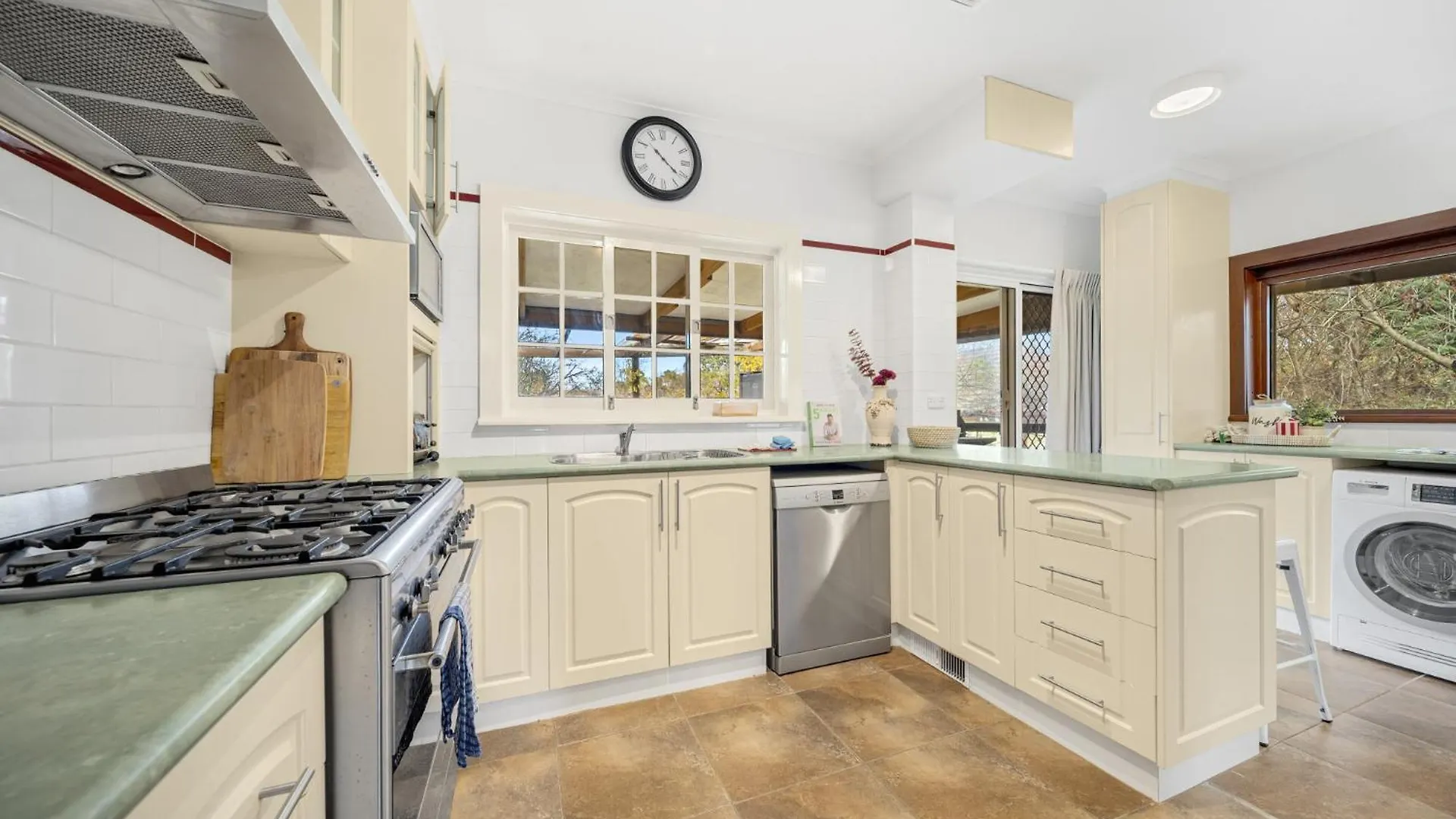 3-Bed Family Haven With Garden & Bbq Area Villa Canberra Holiday home